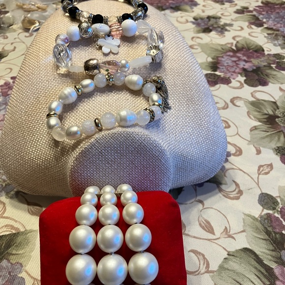 PEARL NECKLACE AND FOUR PEARL AND CRYSTAL BRACELETS - Picture 2 of 16